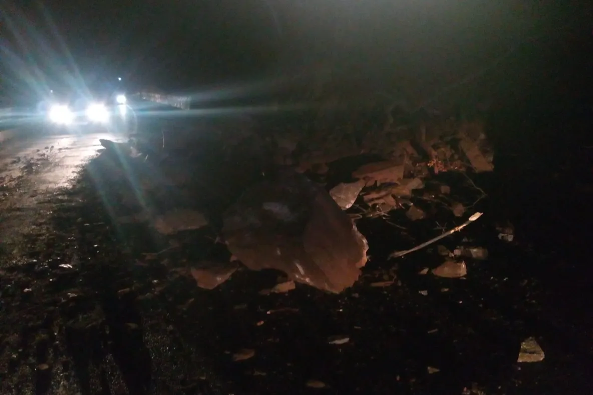 Video: Valea Oltului blocată noapte trecută în urma unor alunecări de stânci