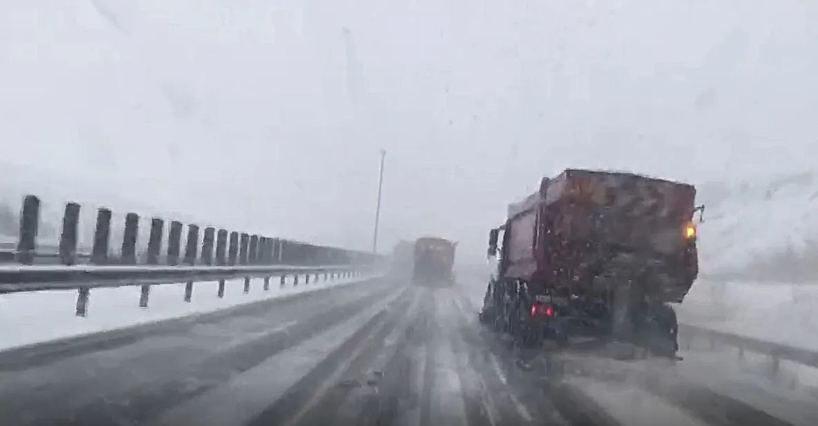 Video: Intervenții deszăpezire pe A1, în județul Sibiu. Se acționează în baterie