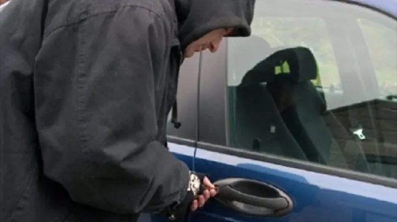 Trei tineri au furat o mașină, iar cel care a condus-o nu avea permis