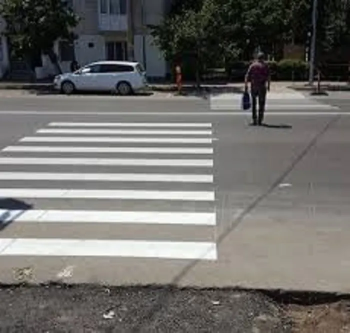Femeie acroşată uşor pe trecerea de pietoni de pe Constituţiei