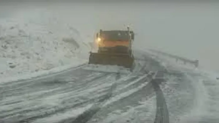 Peste 300 de tone de sare şi 30 de tone de antiderapant lichid, împrăştiate în Sibiu şi Păltiniş, în 12 ore