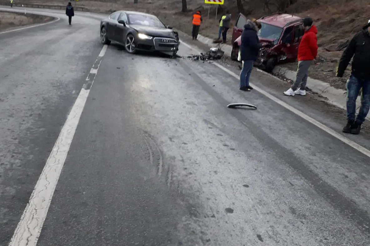 Accident pe DN14, la Târnava. Două persoane au ajuns la spital