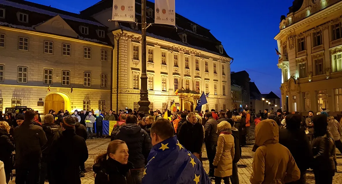 Peste 1.500 de sibieni în stradă, pentru a o susține pe Kovesi: "Codruța, nu uita/ Sibiu-i de partea ta!"