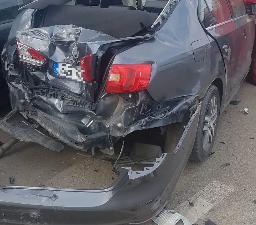 Accident cu șase mașini implicate. Un bărbat a fost rănit