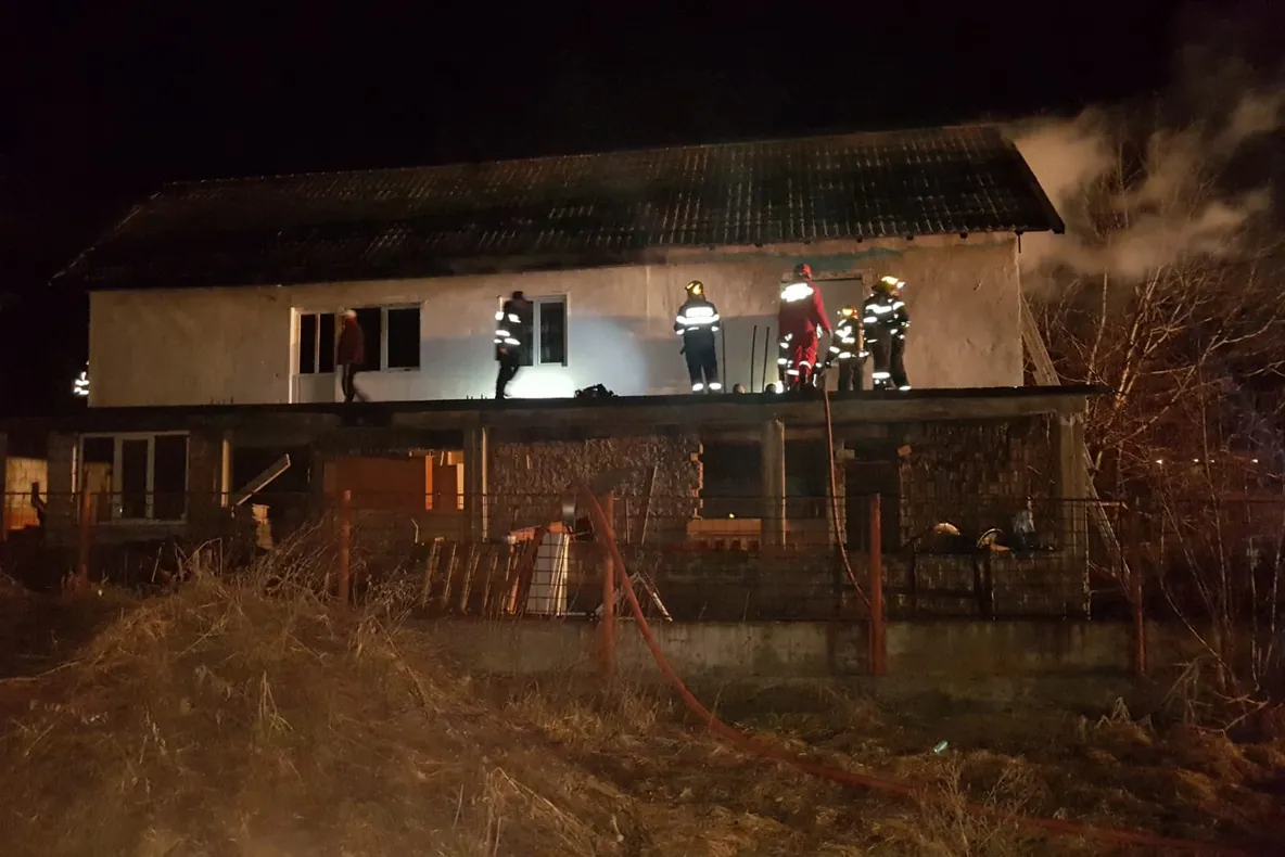 Arde acoperișul unei case din Tălmaciu