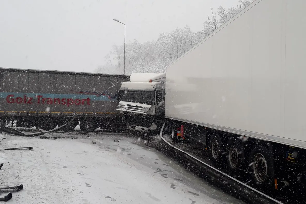 UPDATE: Un accident rutier produs de un TIR a deviat și restricționat traficul pe A1
