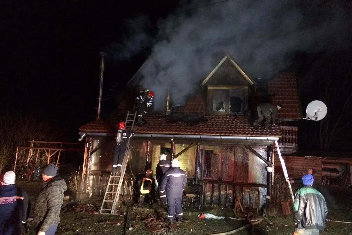 Cabană din Râu Sadului, în flăcări. Incendiul, lichidat de pompieri