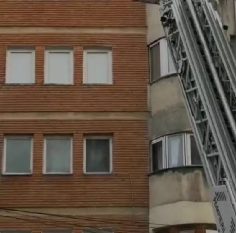 Pompierii intervin pe strada Lomonsov pentru îndepărtarea unor țurțuri