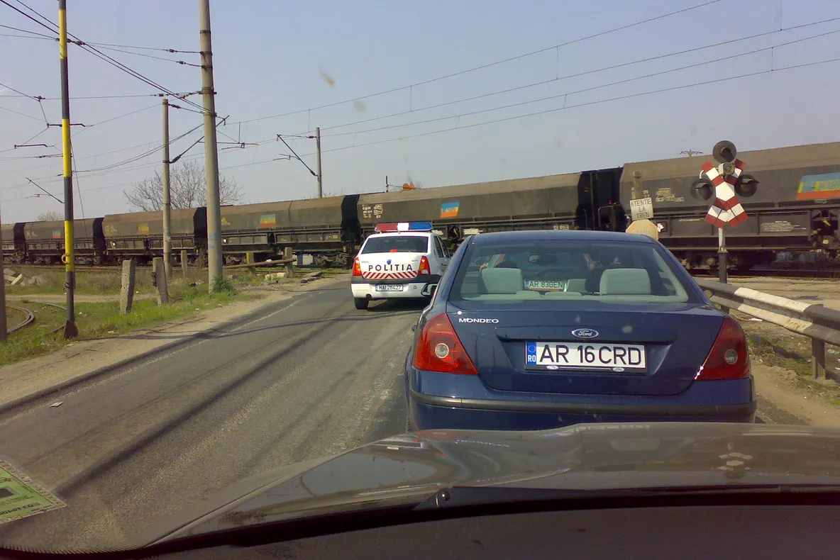 Poliștii rutieri fac controale în zonele de cale ferată