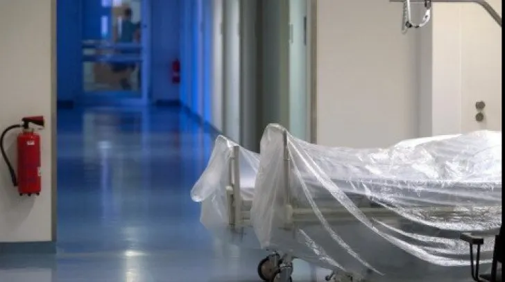 Doi angajați la morgă au primit șpagă de 15.000 de lei, în Mediaș