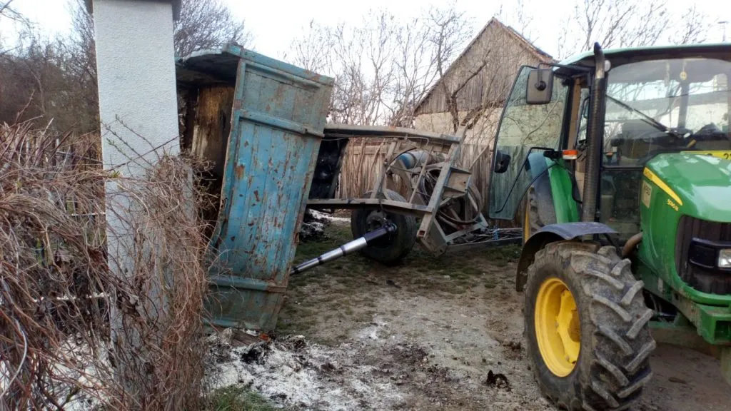 Copilul prins sub remorca unui tractor în Cisnădioara, în continuare în stare critică