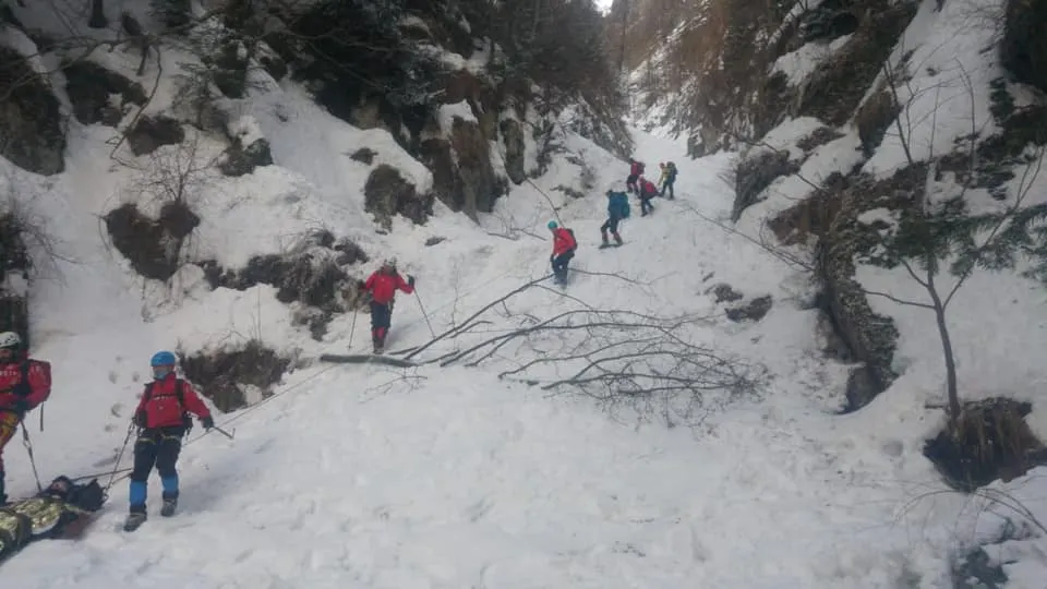 O femeie de 69 de ani de la o stână din Jina, transportată la Urgențe de o echipă Salvamont