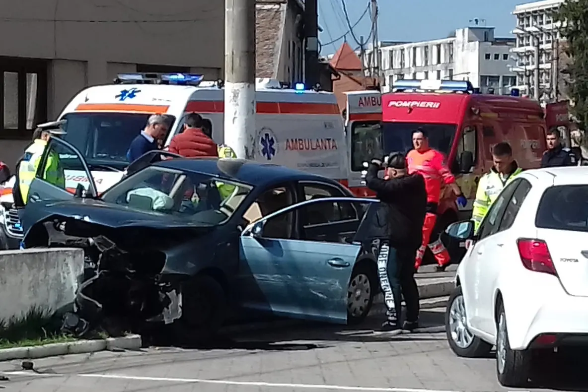 Trei victime, printre care doi copii, într-un accident pe Teclu