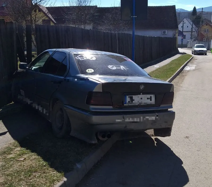 Minor de 17 ani a intrat cu maşina într-un gard, în Cisnădie