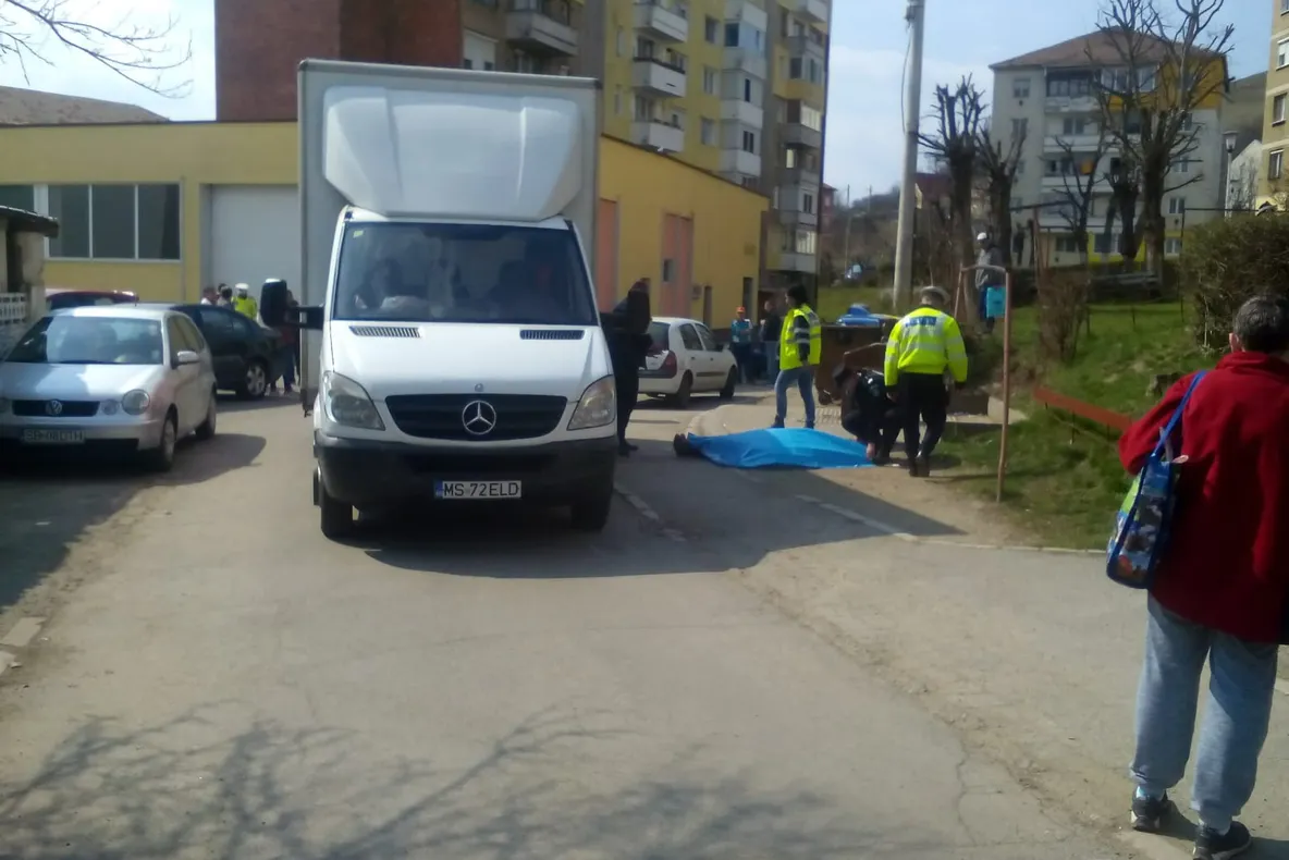 Bâtrân omorât de un șofer care a dat cu spatele fără să se asigure
