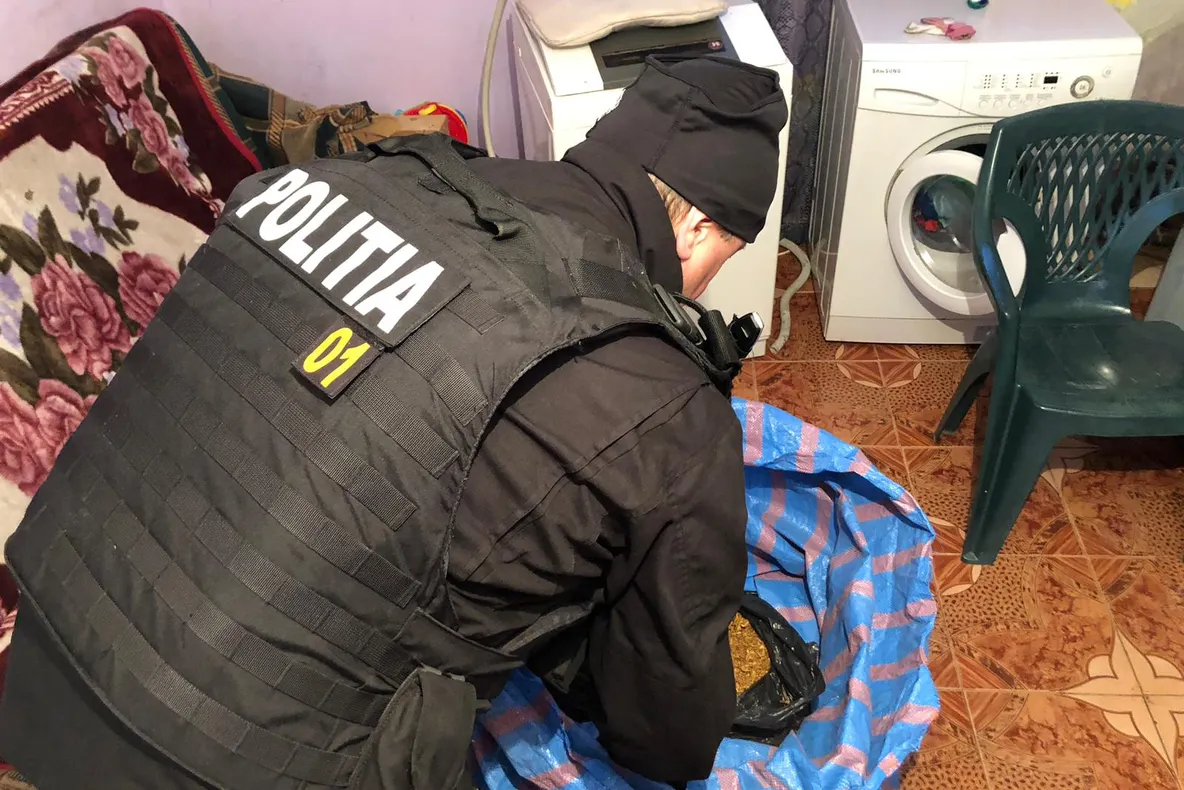 Foto/Video: Percheziții în Sibiu: Țigări comercializate ilegal și tutun contrafăcut