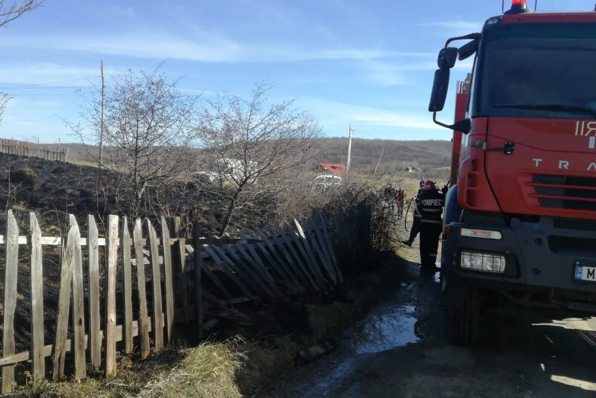 Incendiu de vegetație uscată, în Săcel