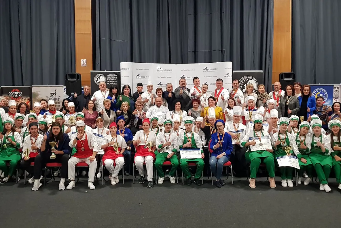 44 de elevi din țară s-au întrecut la "Culinariada". O elevă de la Colegiul "George Barițiu", "Bucătarul Junior al Anului"