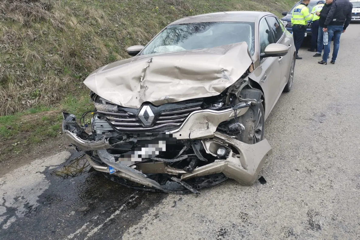 Accident între localitățile Retiș și Brădeni. Un cetățean străin a ajuns la spital
