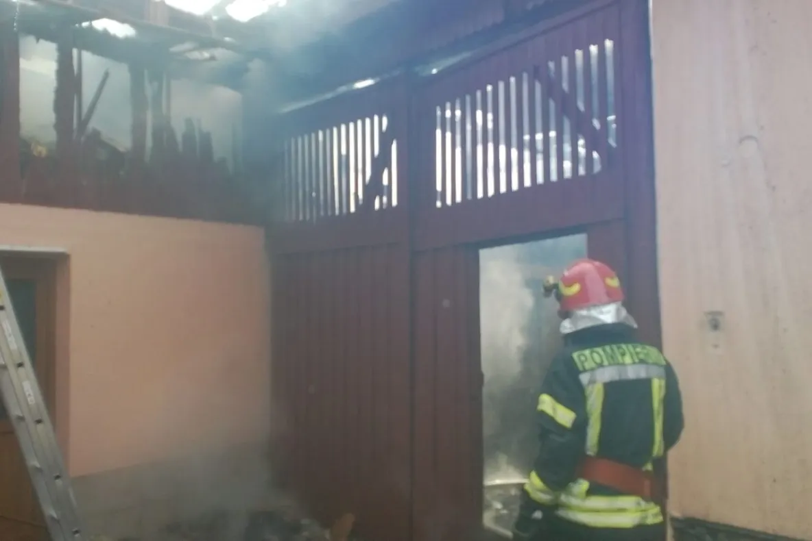 UPDATE: O șură a luat foc în Rășinari. Există pericol de extindere și la vecini