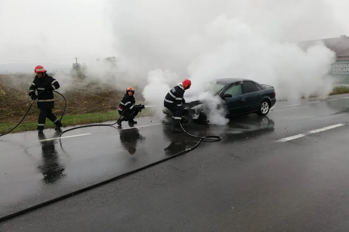 O mașină a luat foc între Săcel și Săliște