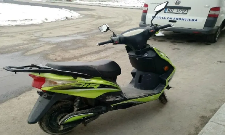 A condus un moped fără a deține carnet de conducere și a încercat să fugă de polițiști