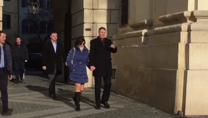Președintele Iohannis și soția sa, Carmen, au mers la Biserica din Piața Mare, în duminica Floriilor catolice