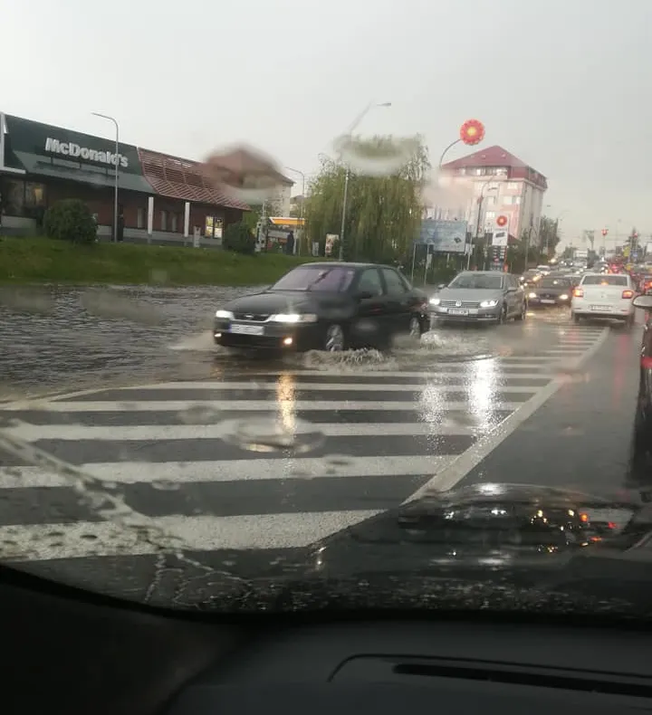 Carosabilul de la intrarea în Sibiu, inundat, în urma ploilor