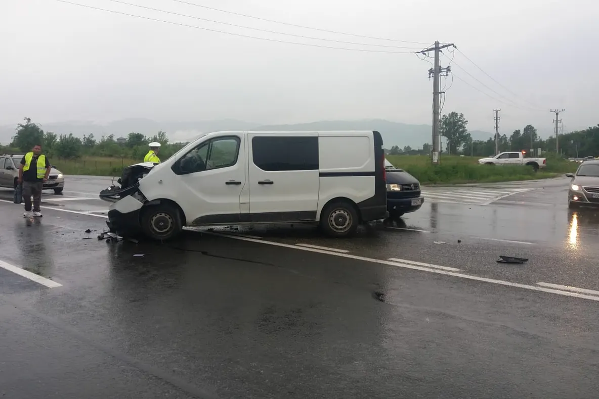 Accident pe DN1. Două microbuze s-au ciocnit