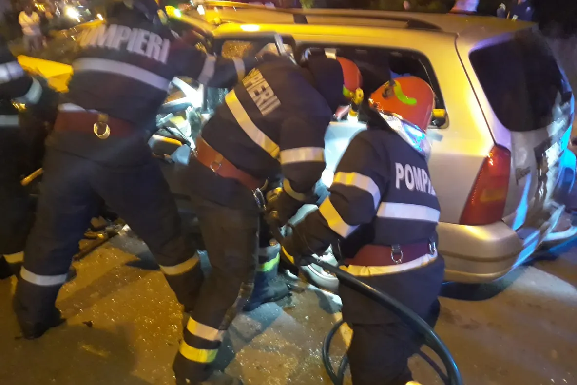UPDATE | Accident mortal în Mediaș. Trei autoturisme implicate, trafic blocat
