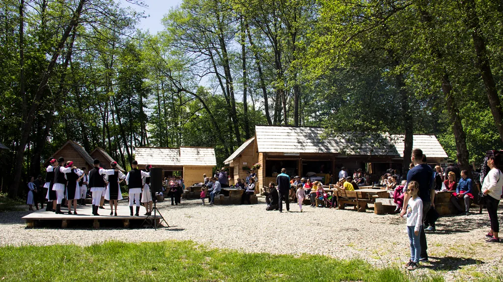 Peste 38.500 de vizitatori, ieri în Muzeul Satului