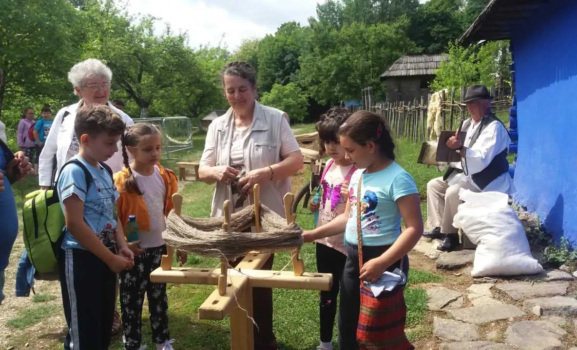 Vineri de tund oile într-un atelier interactiv din Muzeul Astra