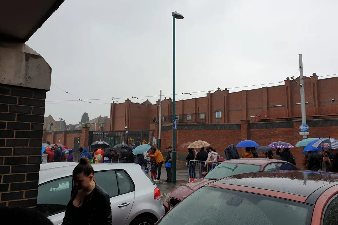 VIDEO: Sibienii din Anglia stau la rând să voteze într-o ploaie toriențială. Scandează „România, România”