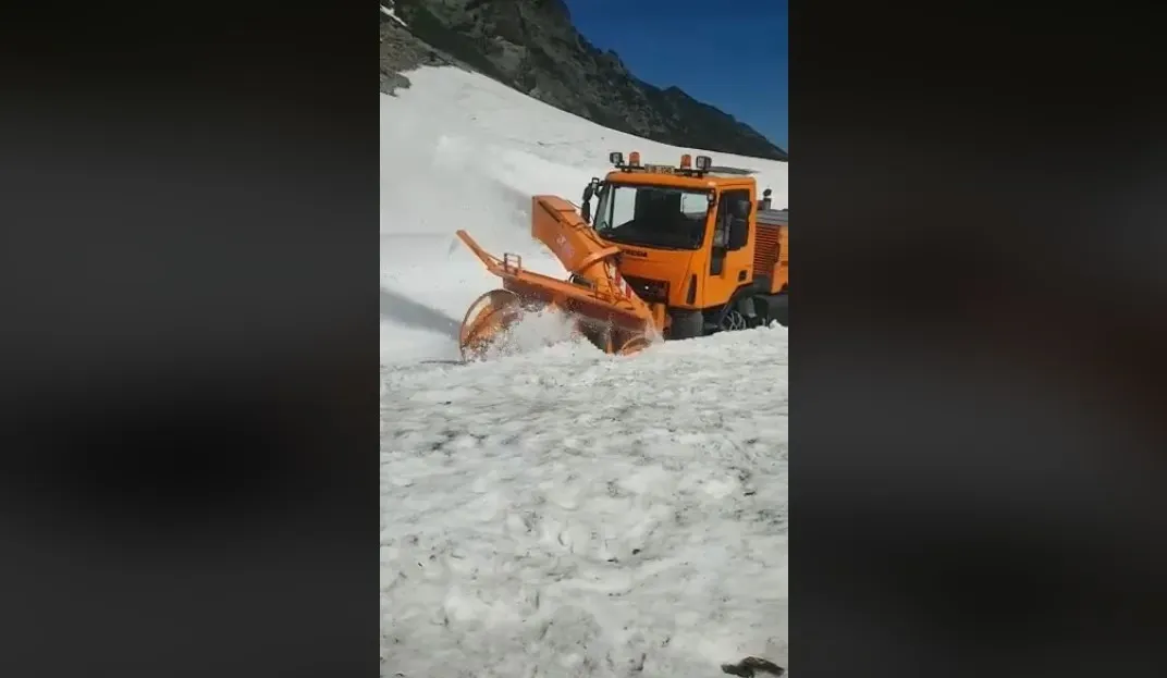 VIDEO: Zăpadă de până la 6 metri pe Transfăgărășan, la începutul verii