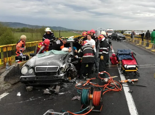 Doi tineri au ajuns la spital după ce s-au răsturnat cu mașina