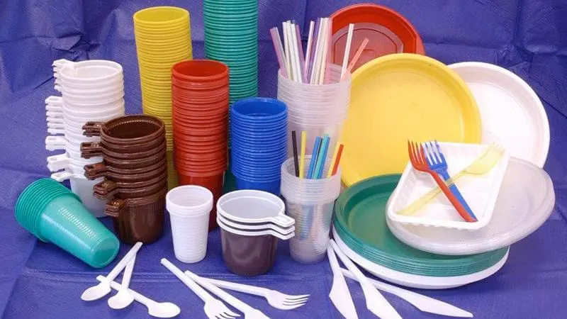 Decizie istorică UE. Bețișoarele de urechi, paiele și farfuriile de plastic dispar de pe piață