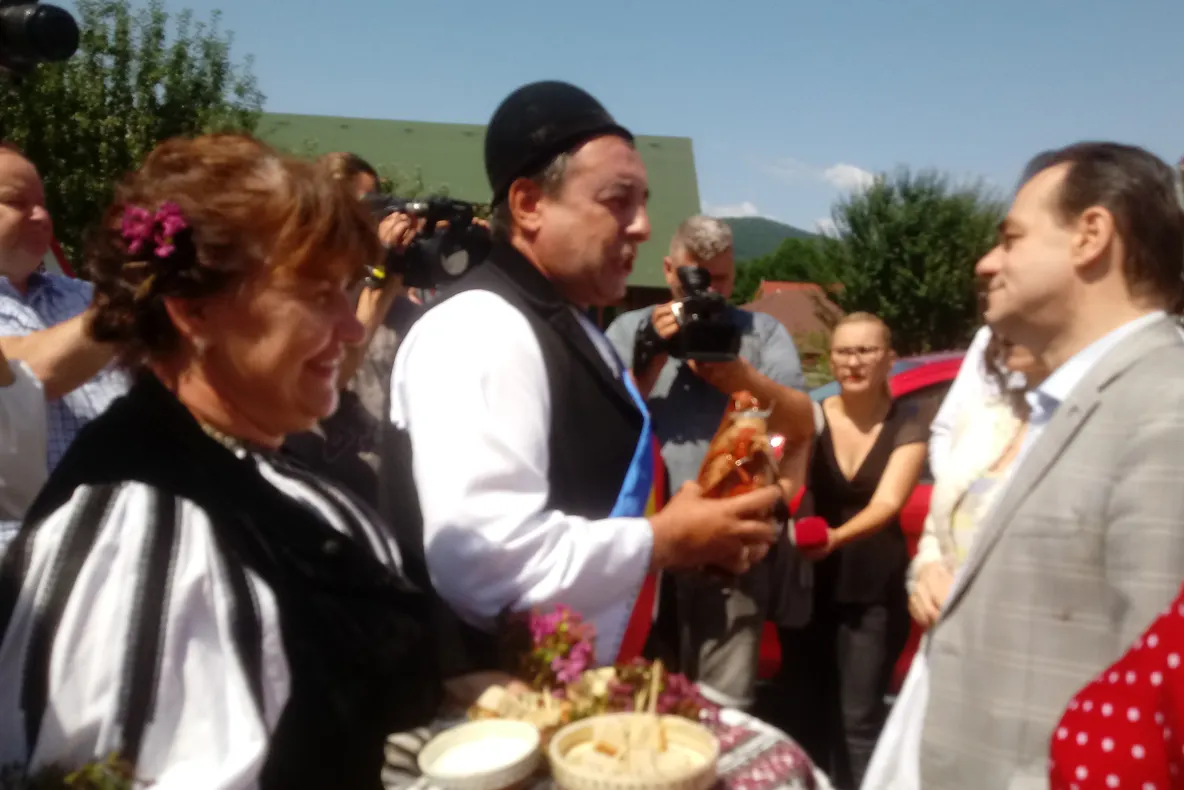 Ludovic Orban, primit cu pită, sare și rachiu, la Gura Râului: "Aici mă simt aproape ca acasă!"