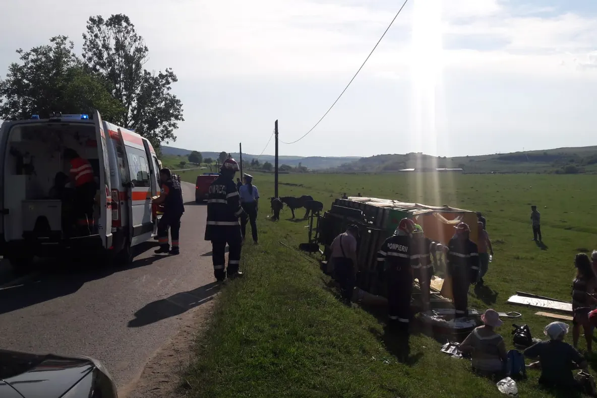 VIDEO | Nouă francezi, răniți, după ce s-au răsturnat cu șareta, în Boian. Cinci au ajuns la spital