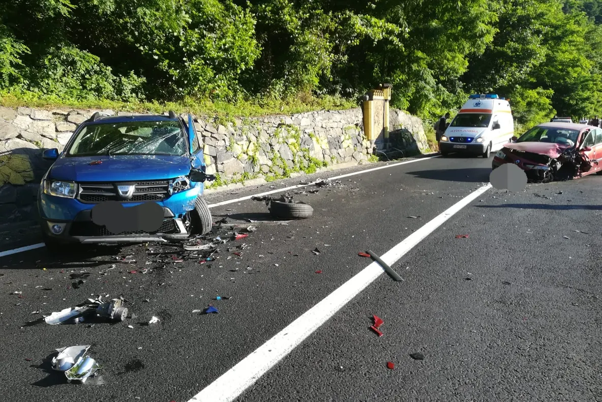UPDATE/FOTO: Patru persoane au ajuns la spital în urma unui accident rutier la Boița