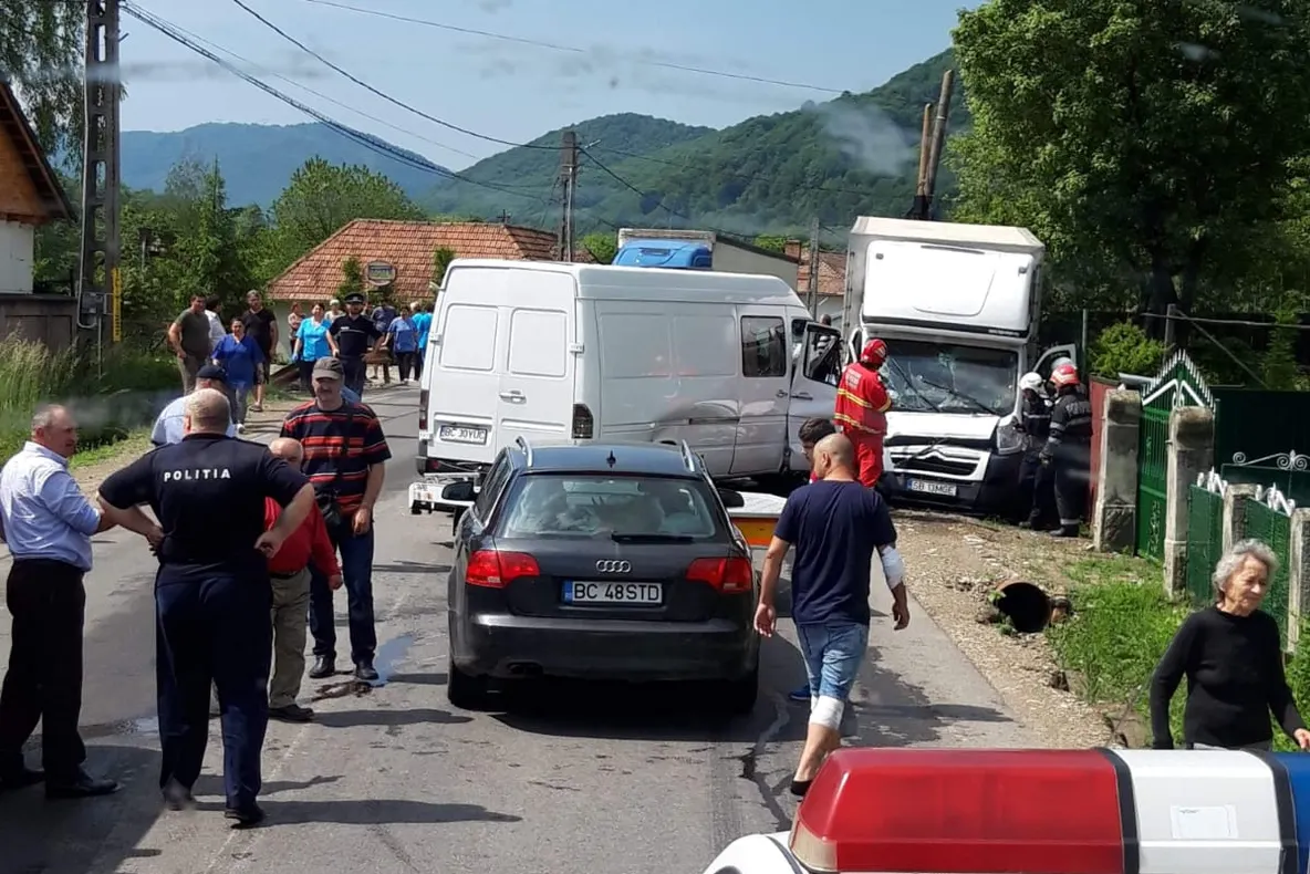 Viteza l-a proiectat într-un stâlp de electricitate