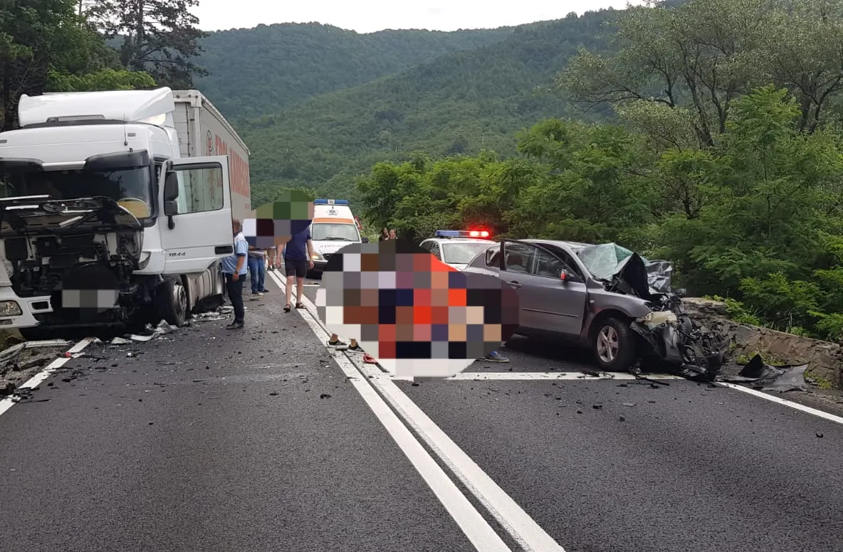 UPDATE/Șoferul autoturismului implicat în accidentul de pe DN 7 a decedat