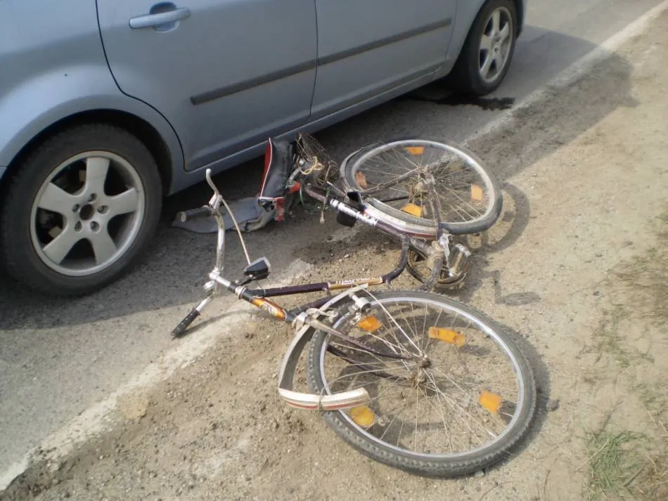 Biciclist de 43 de ani, băut, a căzut pe carosabil și a ajuns la spital