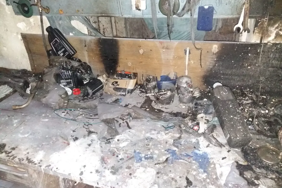 Un atelier mecanic din Laslea, în flăcări