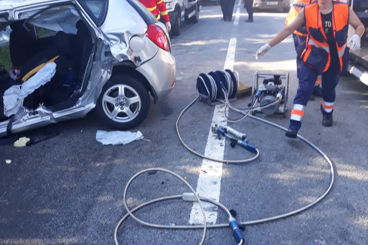 Accident grav pe Valea Oltului. Un bărbat a murit, o femeie în stare gravă transportată la Spitalul din Sibiu