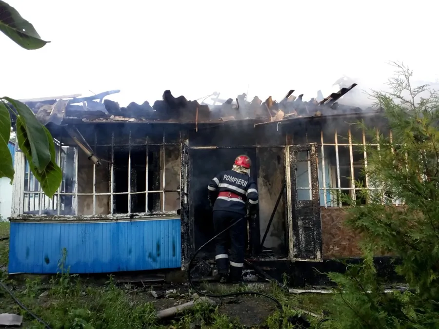 UPDATE: Un bărbat a ajuns la spital cu arsuri de gradul II și III după ce locuința i-a luat foc