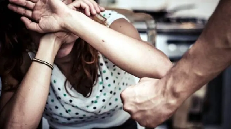 O tânără de 20 de ani a fost bătută și violată de iubitul ei. Bărbatul a fost reținut