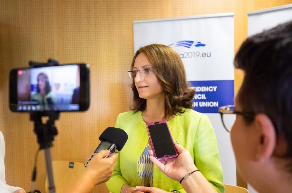 Pagubă de peste 600.000 de lei în bugetul județului. La Consiliul Județean au fost cumpărate telefoane de mii de euro