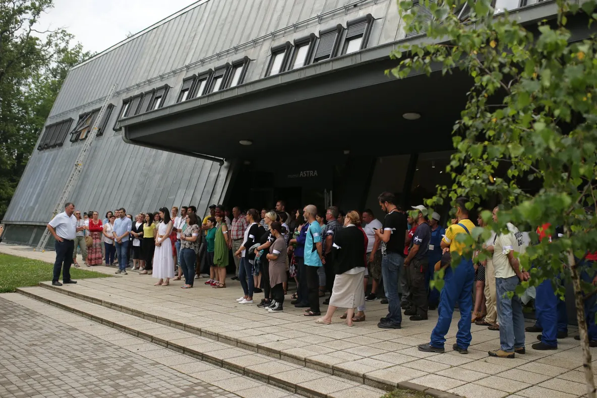 Protest spontan la CNM ASTRA. Angajații au purtat banderole albe