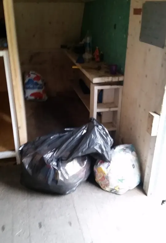 Doi saci mari de gunoi, strânși de salvatorii montani la Refugiul Călțun: "A devenit toaletă publică!"