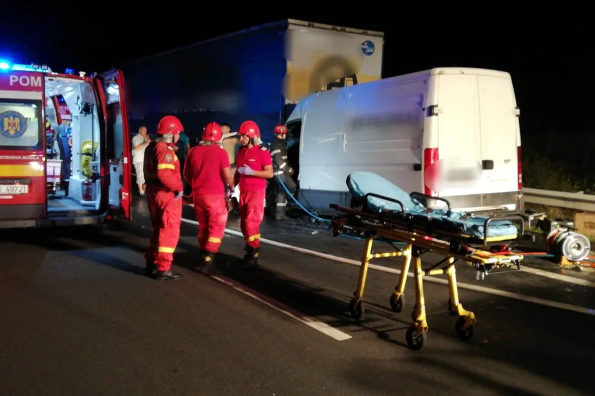 Un microbuz a intrat într-un TIR, pe A1, la Apoldu de Jos. Doi bărbaţi răniţi